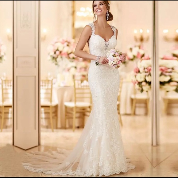 Dresses & Skirts - Gorgeous wedding dress size S